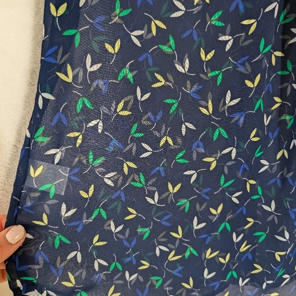 Navy Sleeveless Blouse with Pattern - Picture 4 of 4